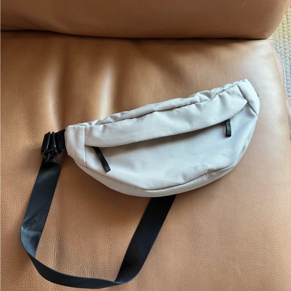 Everlane The Renew Transit Fanny Pack - Picture 3 of 7